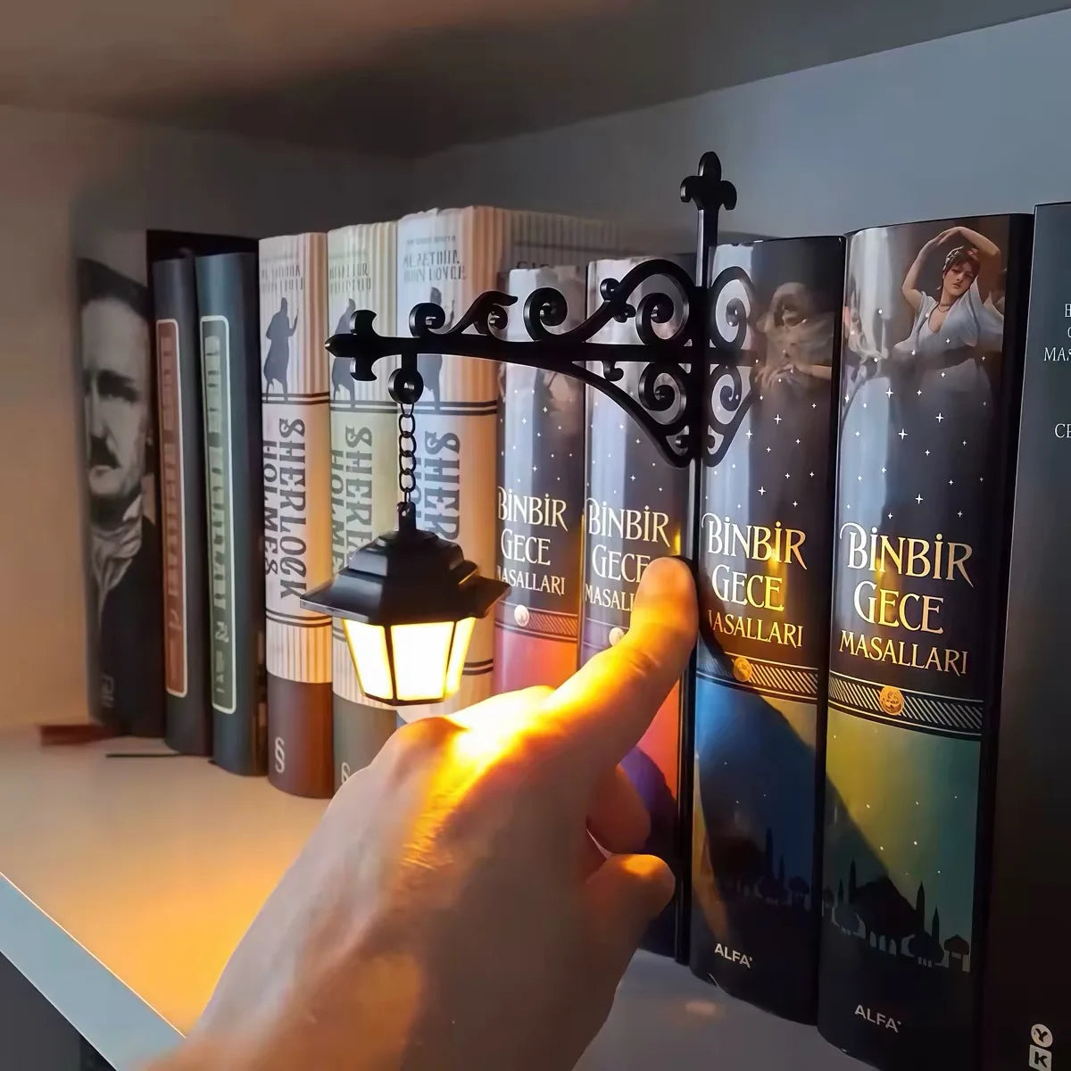 lampe lecture rétro lanterne murale noire verre translucide ornement florale vintage métal fantôme