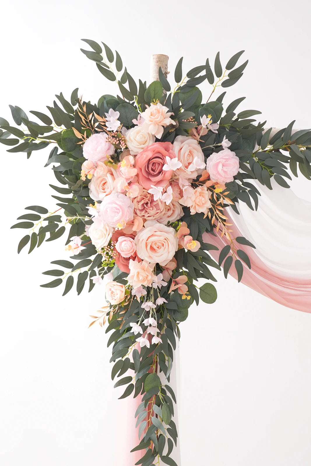 arche décorative romantique fleurs roses feuilles vert tissu blanc transparent événement cascade fixations