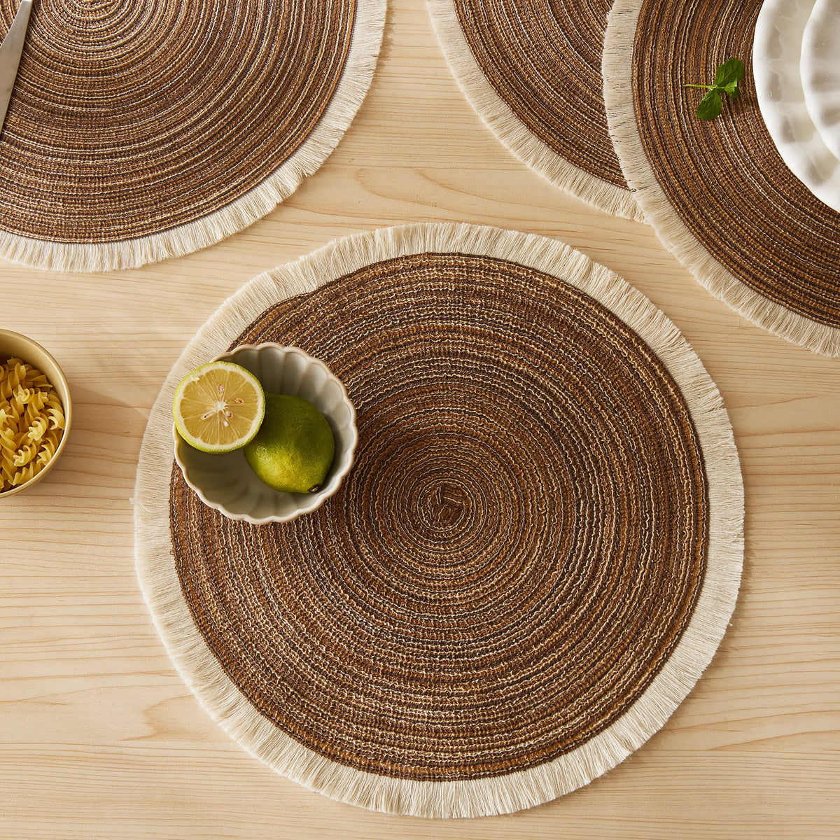 tapis table tressés spirale concentrique marron clair beige franges blanches rustiques naturels 38cm 4pcs
