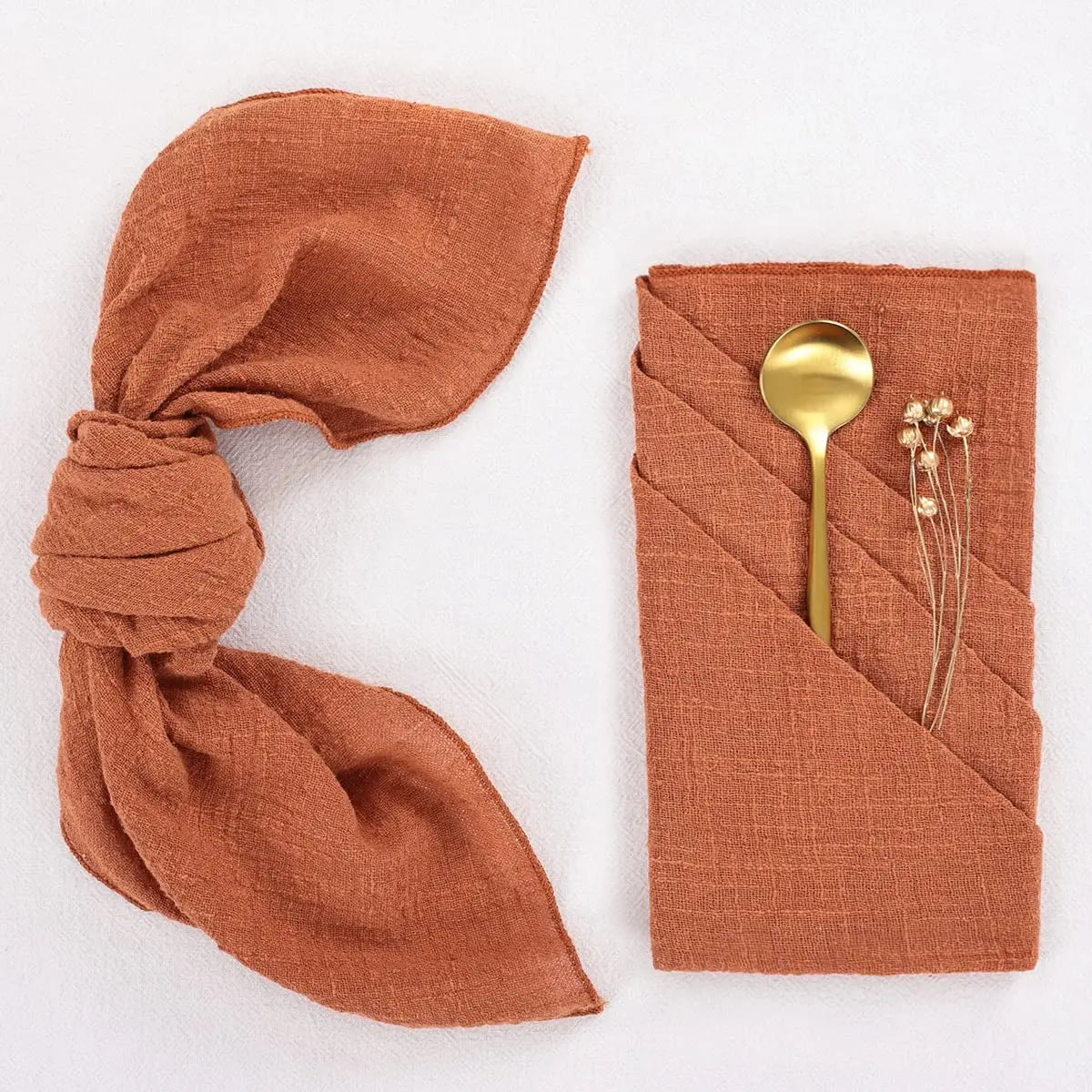 serviettes plissées coton marron rose bleu rouge minimalistes clips dorés mariage fête famille