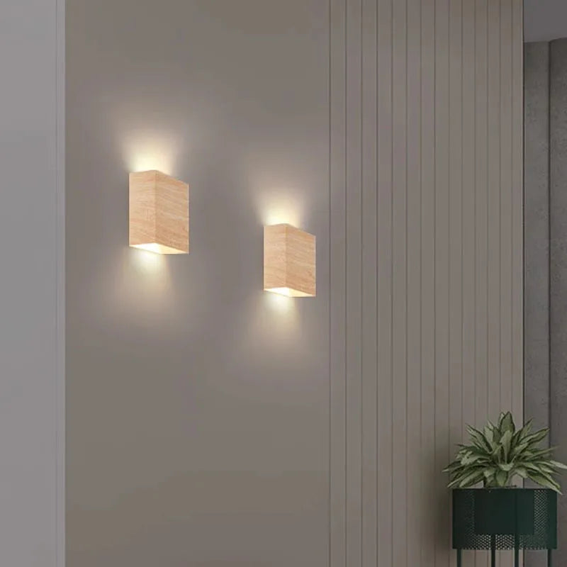 Applique murale LED en bois noyer avec abat-jour blanc