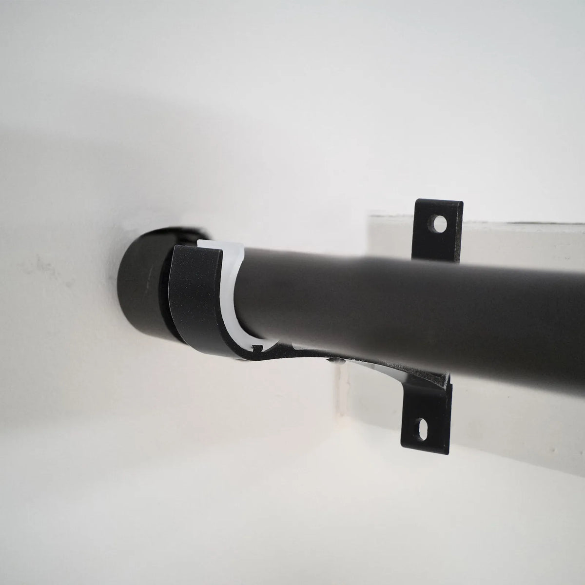 supports tringle rideaux plastique lisse moderne noir blanc fixations murales anneaux rideaux tringles