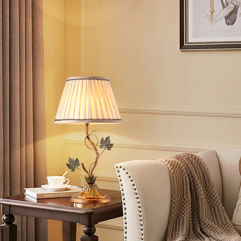 lampe table classique abat jour rayé beige ornement métal doré feuilles vertes interrupteur câble