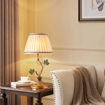 lampe table classique abat jour rayé beige ornement métal doré feuilles vertes interrupteur câble
