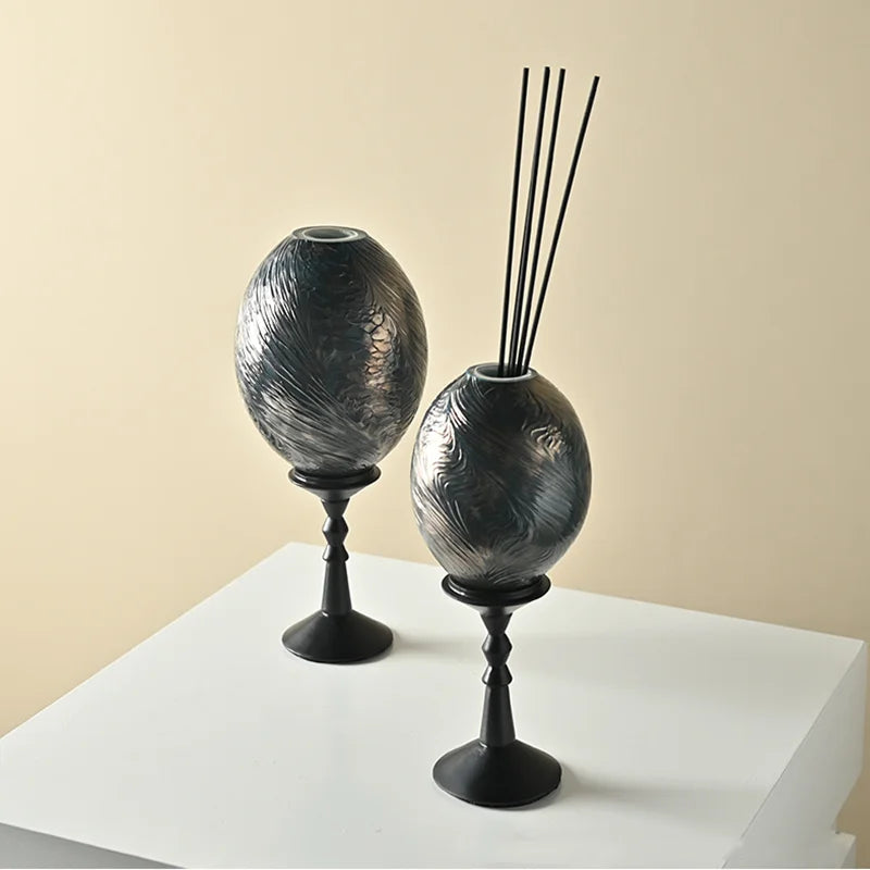 bougie décorative moderne élégante motifs floraux dorés texture ondulée marron clair noir salon diffusion
