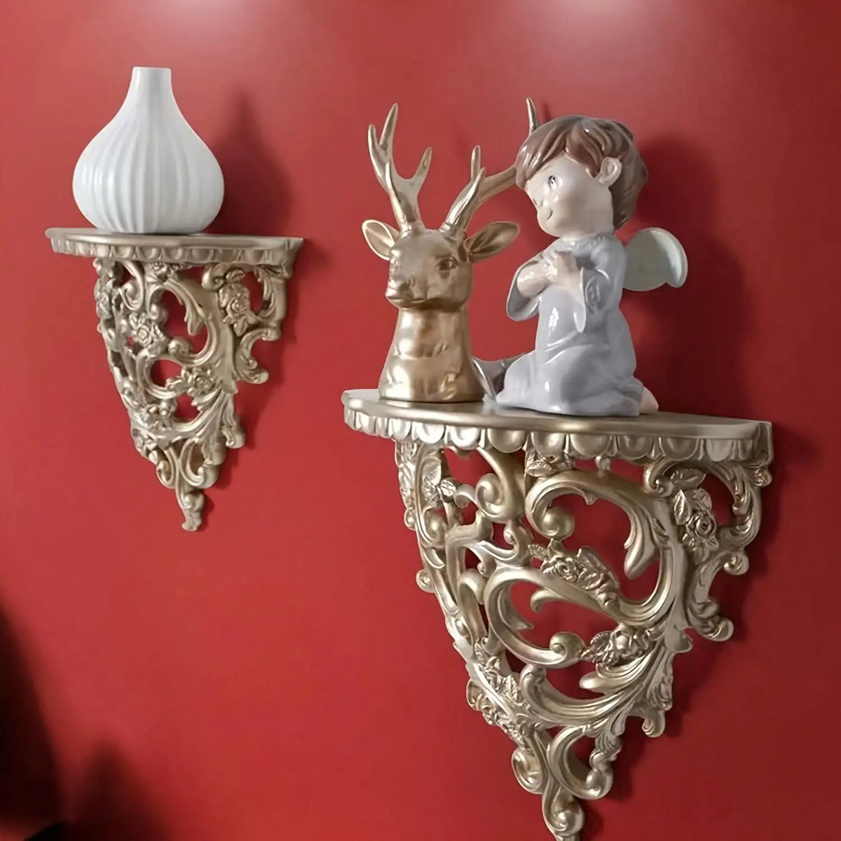 étagère murale baroque résine dorée blanc motifs floraux sculptés plante verte pot marron statuette