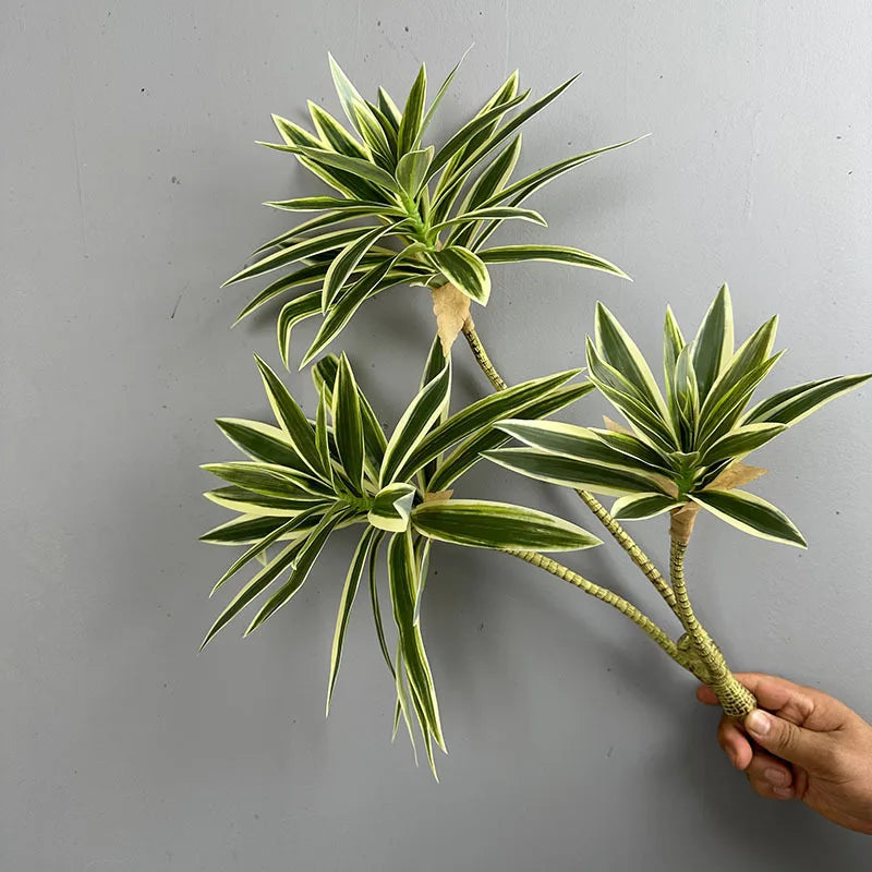 plantes artificielles décoration intérieure moderne feuilles vertes tiges grises maison vert clair blanc minimaliste