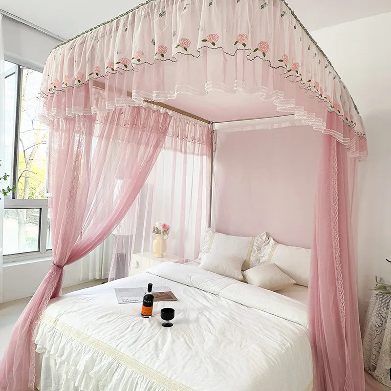 Une chambre élégante et romantique avec un baldaquin rose et des rideaux coordonnés, créant une atmosphère douce et féminine.