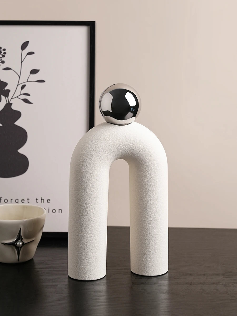 Sculpture décorative moderne blanc argenté texture granuleuse sphère posée minimaliste