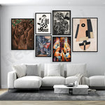 Cette image montre un aménagement d'intérieur élégant avec un canapé blanc, une table basse en marbre et une collection d'œuvres d'art modernes aux motifs géométriques et abstraits.