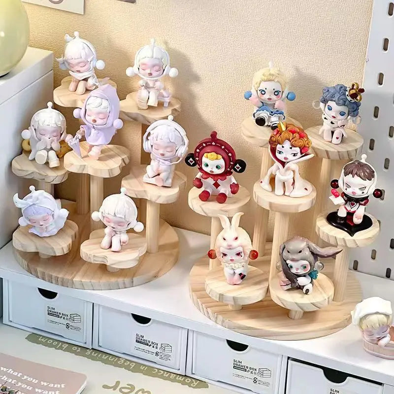 présentoir bois support rangement figurines cartoon mignon personnages stylisés vêtements colorés salon decoration