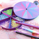 palette broderie moderne six compartiments pinceau brosse multicolores violet bleu rose