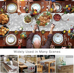 Une magnifique table de Thanksgiving avec une abondance de mets, de boissons et de décorations, prête à accueillir une célébration conviviale.