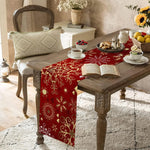 Une table de salon en bois rustique avec un livre ouvert, une tasse de thé, des cerises et des fleurs, entourée de coussins et de chaises crapaud, créant une ambiance chaleureuse et confortable.