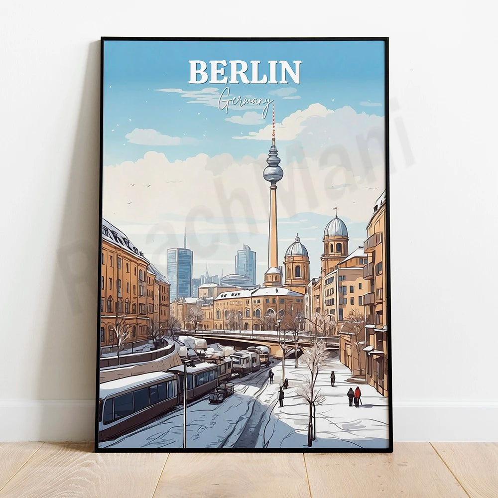 L'image montre le paysage urbain de Berlin, en Allemagne, avec le célèbre Fernsehturm ou tour de télévision au centre, entouré de bâtiments historiques et modernes, de tramways et de passants dans un décor enneigé.