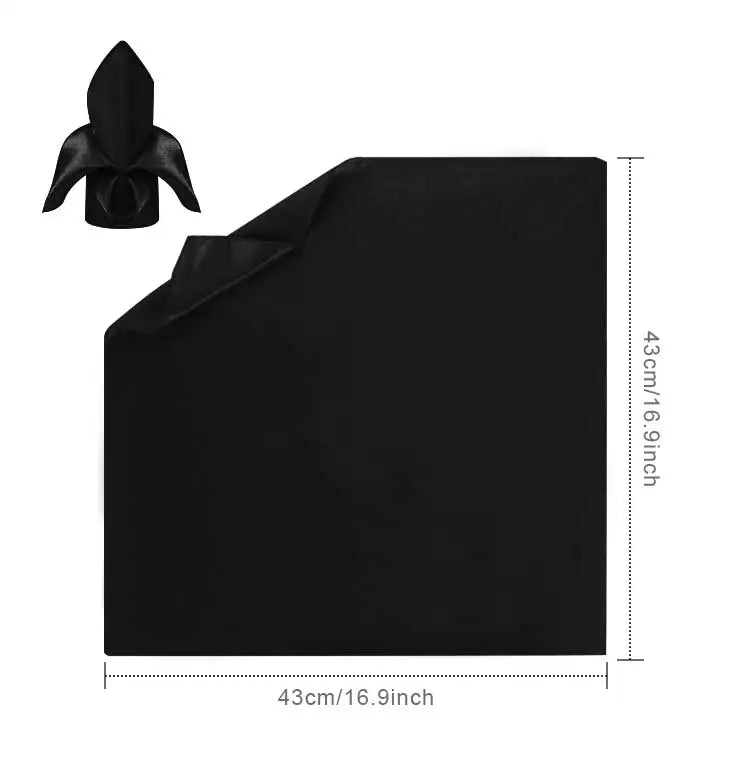 Housse protectrice noire rectangulaire avec un capuchon triangulaire assorti, mesurant 43 cm de largeur sur 46 cm de hauteur.