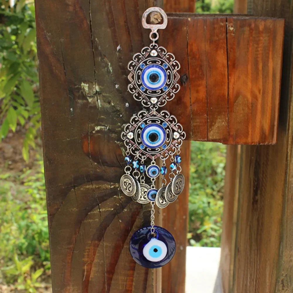 Pendentif oeil turc bleu argenté motifs géométriques artisanal protection maison