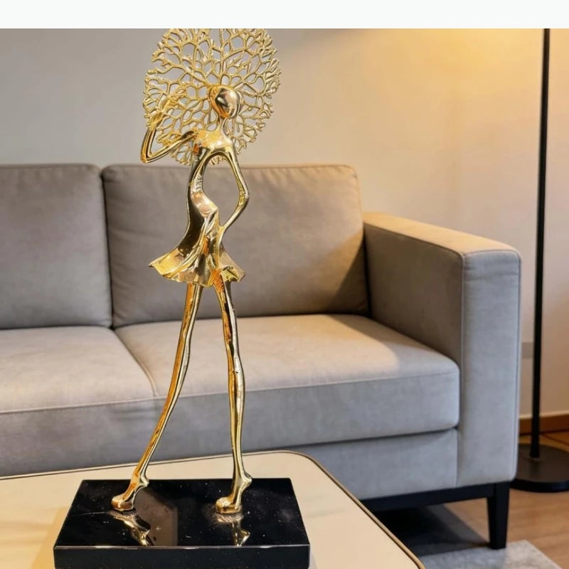 statue décorative moderne danseuse or abstraite texture lisse cheveux ajourés branches élégante