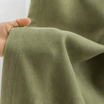 Rideau noir occultant fermé sur une fenêtre française