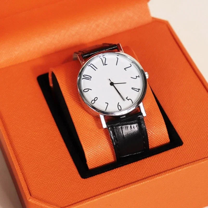 montre vintage cuir noir fond orange boite rangement elegante exposition