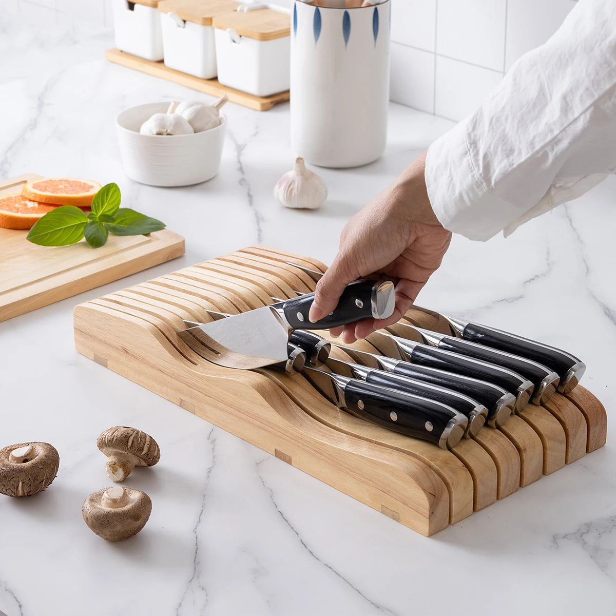 rangement couteaux bois naturel rayures moderne respectueux environnement minimaliste organisation cuisine élégante pratique