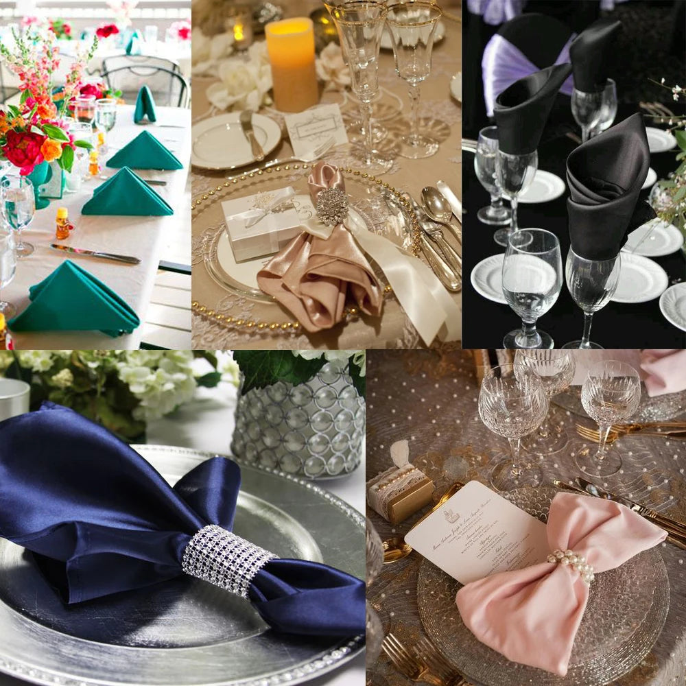 Cette image illustre des éléments de décoration et de mise en place d'une table de fête raffinée, avec des détails élégants comme des serviettes, des verres de cristal, des bougeoirs et des fleurs.