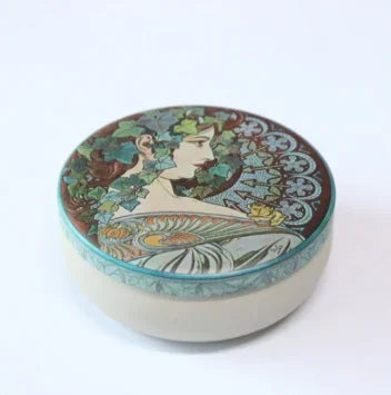 boîtes rondes métal fleurs vintage blanc beige macarons biscuits cadeaux préservation fraîcheur
