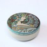 boîtes rondes métal fleurs vintage blanc beige macarons biscuits cadeaux préservation fraîcheur