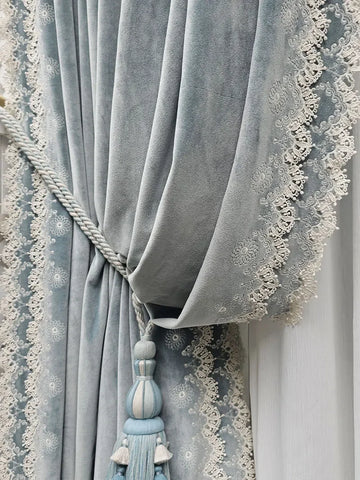 rideau velours gris clair dentelle blanche occultant salon chambre classique pompons