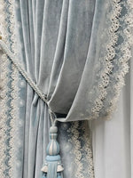 rideau velours gris clair dentelle blanche occultant salon chambre classique pompons
