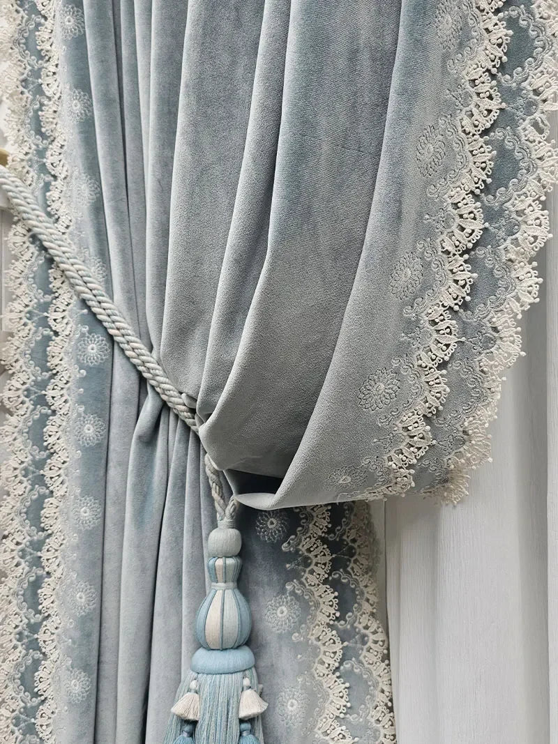 rideau velours gris clair dentelle blanche occultant salon chambre classique pompons