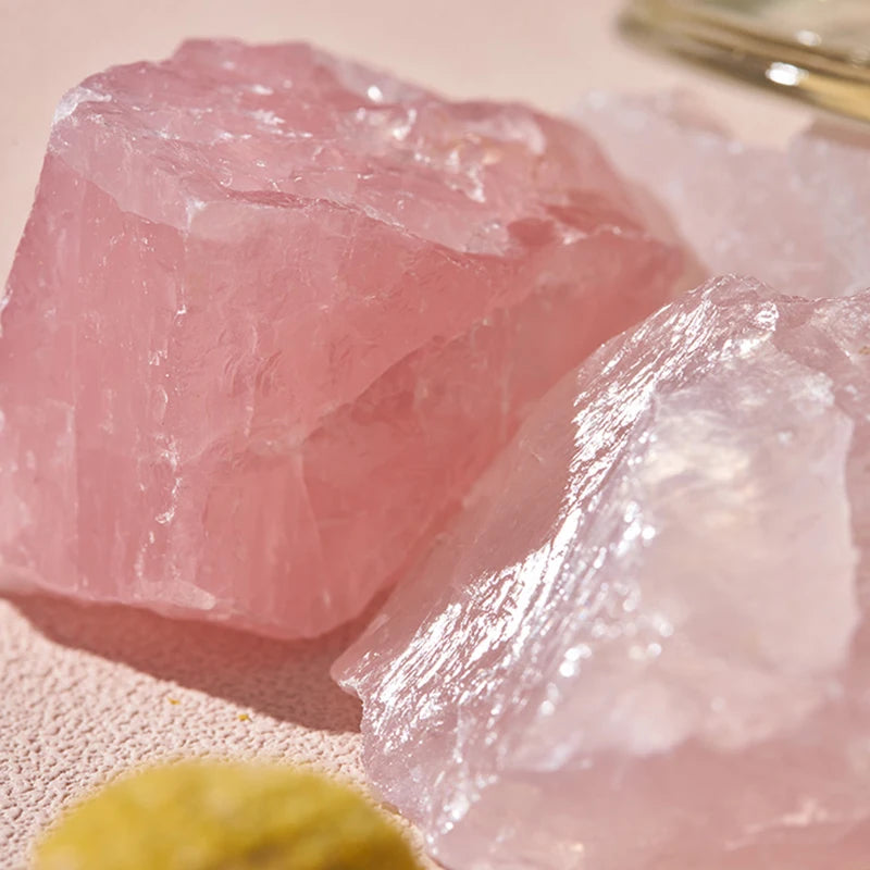 pierres quartz rose flacon parfum or argent élégant décor photo fond background prop transparent