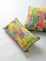 housse coussin scénique imprimé motif oriental cavaliers pagodes animaux moderne bleu rouge vert noir