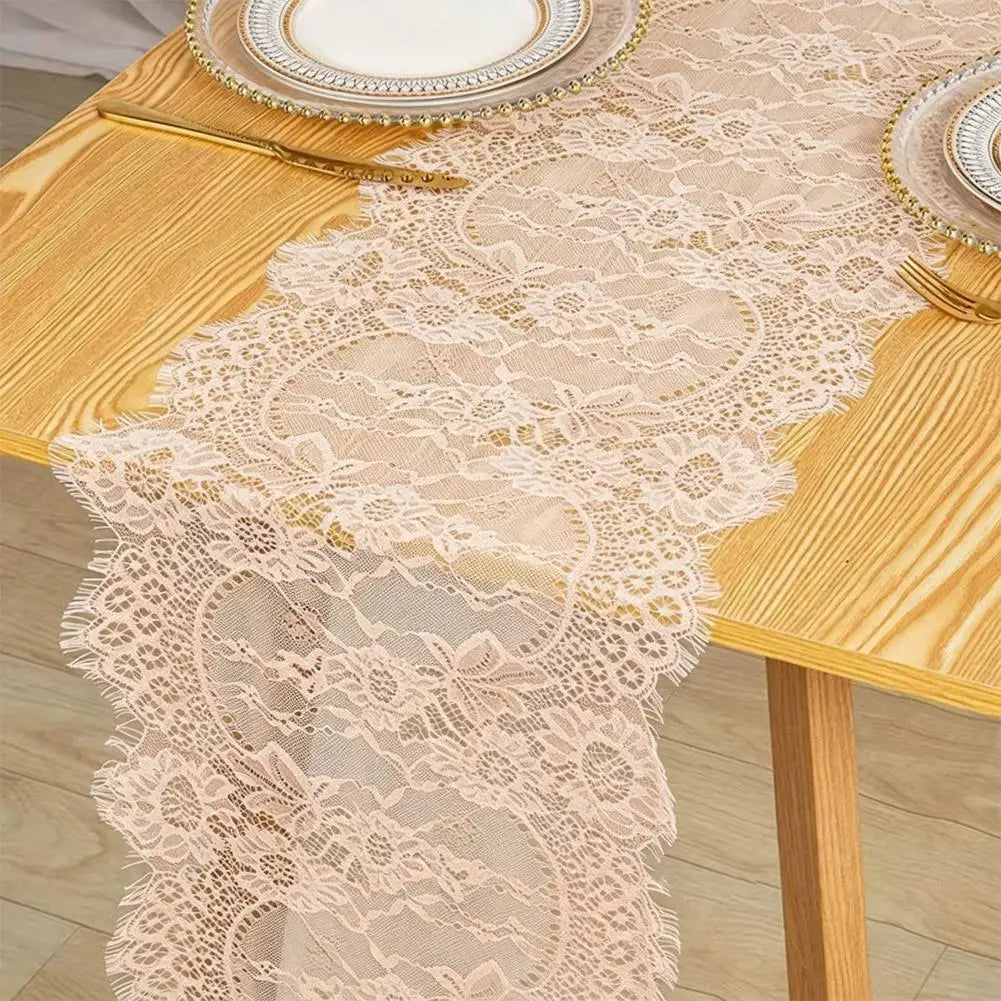 nappe dentelle florale noire blanche maison fête décoration transparente élégante champêtre assiettes verres