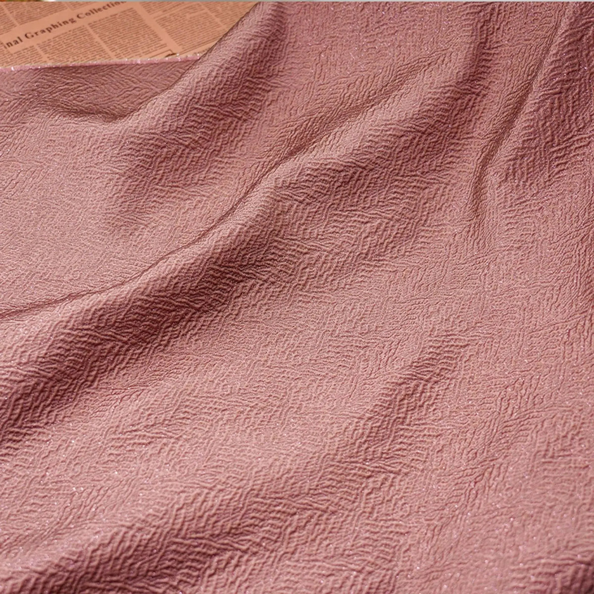 tissu polyester rose jacinthe texturé jacquard 145cm décoration mode couture gilet jupe sac main