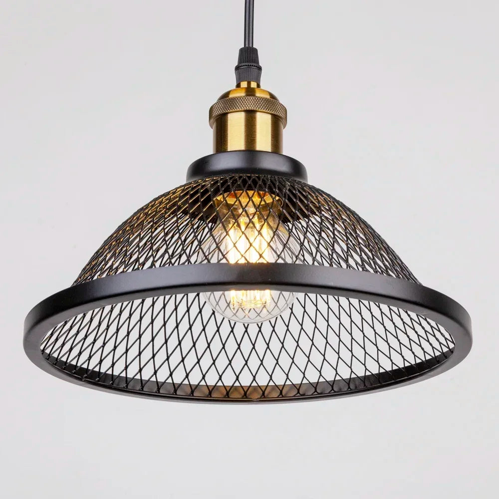 Suspension luminaire noir accrochée au-dessus d'une table à manger