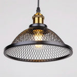 Suspension luminaire noir accrochée au-dessus d'une table à manger