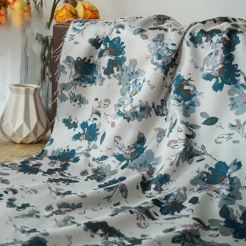 tissu polyester jacquard motifs floraux stylisés blanc bleu gris élégant coudre decorator floral