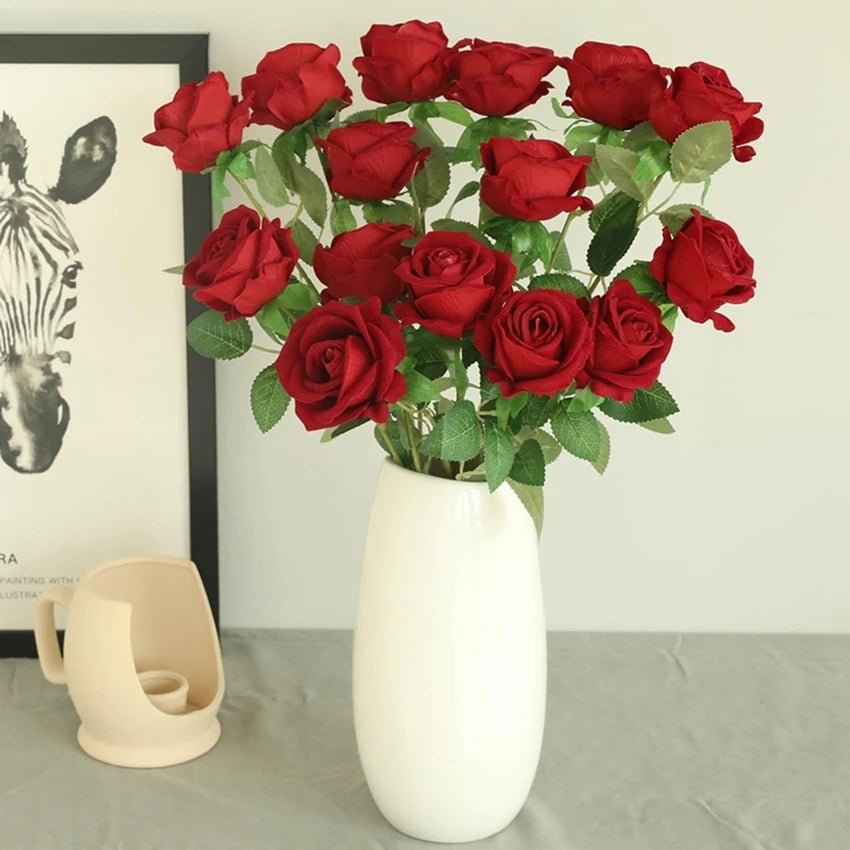décoration intérieure bouquet roses artificielles modernes variées couleurs violette blanche verte noire