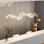 lampe suspendue contemporaine élégante blanc doré texture ondulée brillante chaînes facile chambre salon