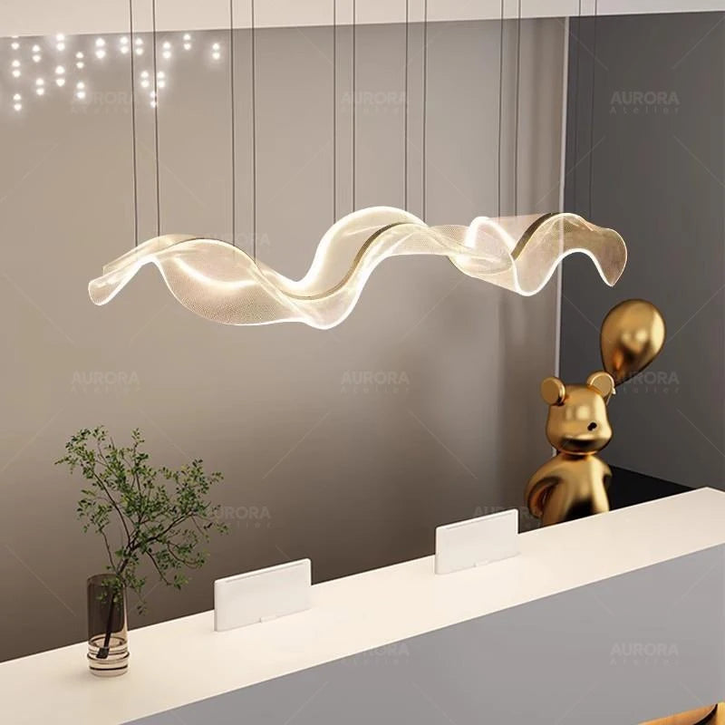 lampe suspendue contemporaine élégante blanc doré texture ondulée brillante chaînes facile chambre salon