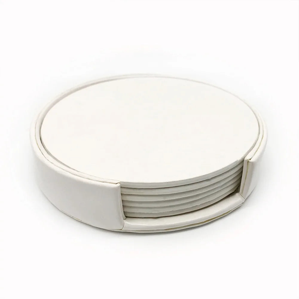 Ensemble de six dessous de verre circulaires blanc ivoire en fibres naturelles.