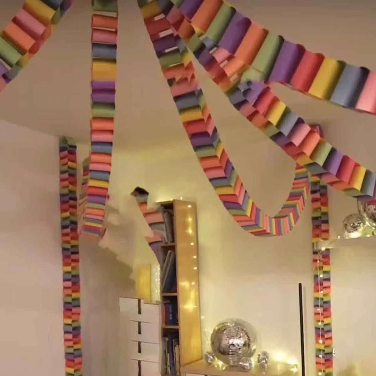 guirlande papier multicolore étoiles fêtes anniversaires mariages événements géométrique festive