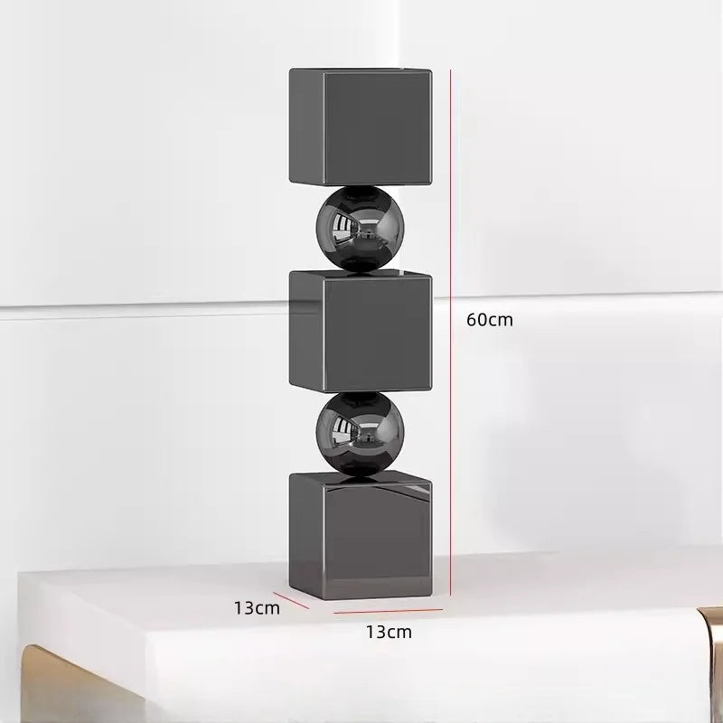 colonne decorative moderne argentee brillante grande dimension salle minimaliste deco intérieure