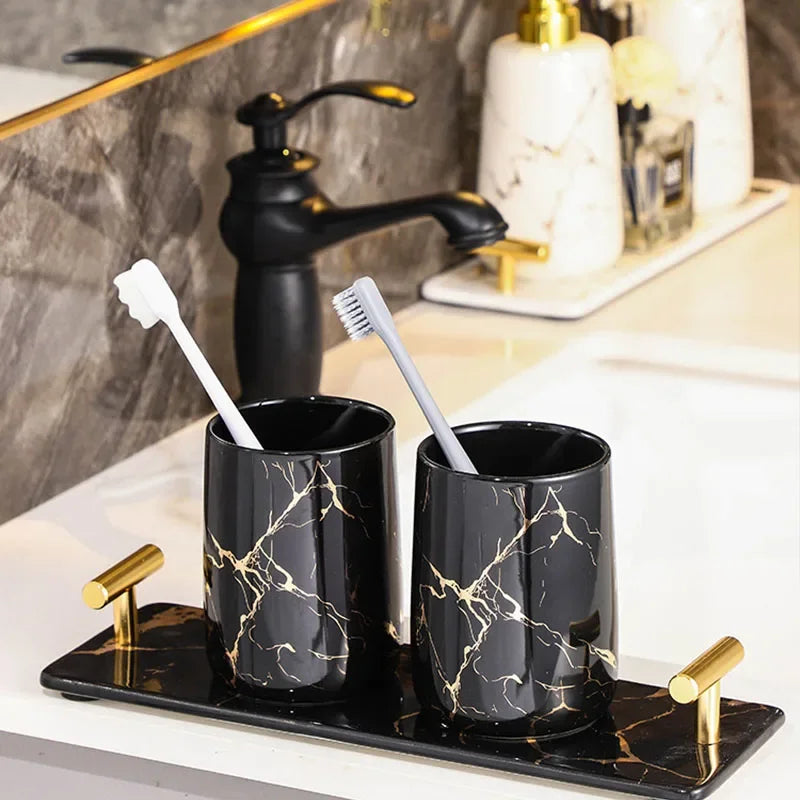 ensemble porte brosse dents porte savon marbre moderne or noir élégant bouteille parfum fleurs
