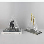 sculptures décoratives modernes homme assis sphères figures suspendues transparentes textures cristallines contemporaines