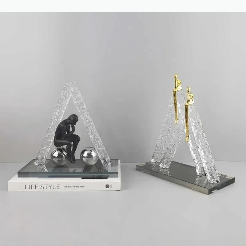 sculptures décoratives modernes homme assis sphères figures suspendues transparentes textures cristallines contemporaines