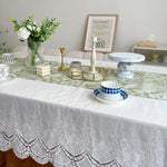 nappe verte feuilles gaufrée bordure dentelée motif floral décoration intérieure champêtre vintage table basse