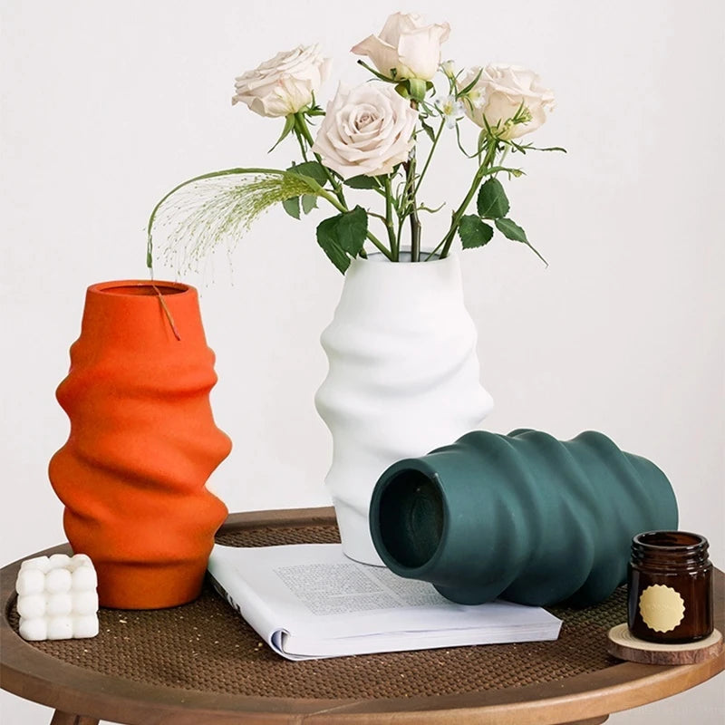 vases modernes orange blanc vert rayures horizontales opaques décoration intérieure papier bougie fleurs artificielles