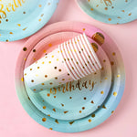 assiettes jetables rose bleu doré happy birthday confettis dorés serviettes verres festifs anniversaire mariage